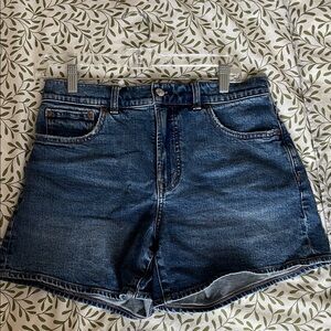 Madewell perfect mid-length jean short in size 28
